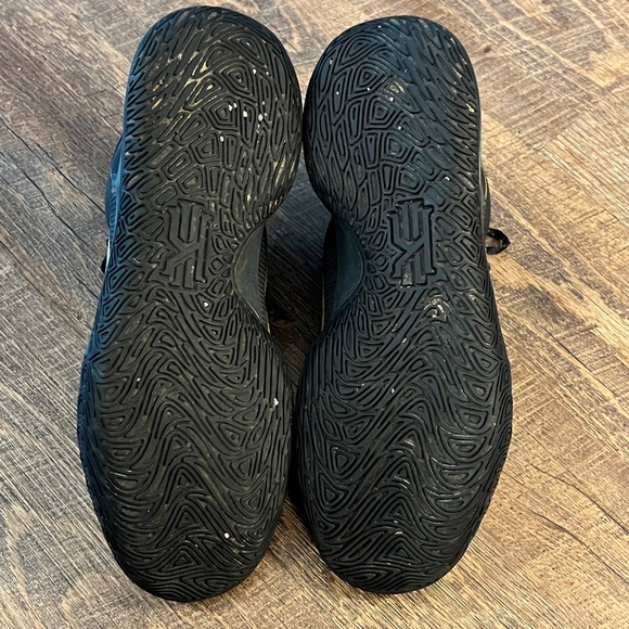 Kyrie Irving Flytrap 4 black and gold basketball shoes Men’s Size 8.5 - Picture 12 of 12